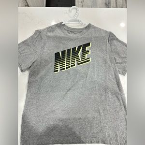 Nike Sportswear Women's
Club Essentials T Shirt